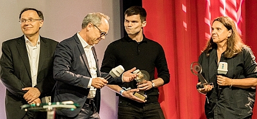 Preisübergabe an die beiden Sieger