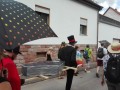 Aufzugteilnehmer mit einem Sarg als Symbol für die Opfer der Drohnenmorde