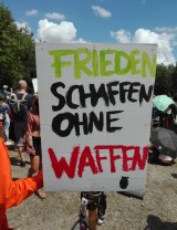 Teilnehmer mit Schild