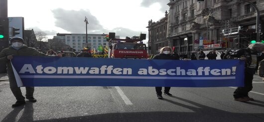 Demonstranten mit Banner beim ANTI-SIKO-Protest in München am 19.02.2022