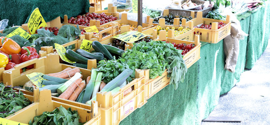 Blick auf einen MArktstand mit Obst und Gemüse