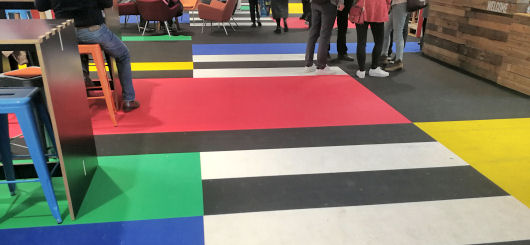 Die Google-Zone mit der rustikalen Bretterwand rechts.