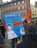 Teilnehmerin mit Plakat. Tübingen, 19.11.2022
