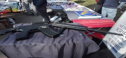 Zerbrochene Waffenattrappe am Stand der DFG-VK in Stuttgart am 13.03.2022