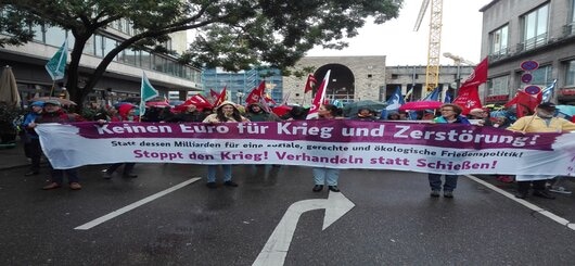 Banner am Kopf eines Demozuges gegen Aufrüstung und Militarisierung, Stuttgart, 01.10.2022