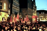 Laut hörbarer Protest nahe Rathaus Friedenssaal
