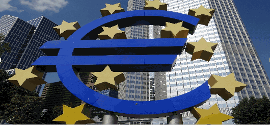 Die Euroskulptur am Willy-Brandt-Platz in Frankfurt am Main