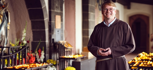 Vom Kloster auf den Laufsteg – Bruder Michael Wies ist erstes Model der Kampagne „Kleider machen Leute“ 