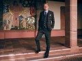 Für das Fotoshooting tauschte er Habit gegen einen schicken Maßanzug von Stephan Görner.