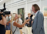 Kunsthallenchef Dr. Neumann im Fernsehinterview