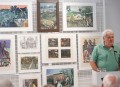 Professor Dr. Wolfgang Methling  vor der barocken Hängung der Bilder  von Ronald Paris.