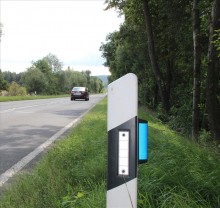 blaue Reflektoren an den straßenbegleitenden Leitpfosten 