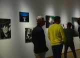 Die Fotografien von Tina Acke -Udos persönliche Fotografin- zeigen das Idol aus interessanten Blickwinkeln.