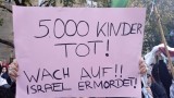 Teilnehmerin mit Plakat, Frieden-für-Palästina-Demo, Stuttgart, 19.11.23