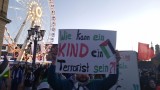 Teilnehmer mit Plakat, Frieden-für-Palästina-Demo, Stuttgart, 19.11.23