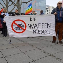 Symbolbild: Friedensaktivisten mit Banner, Stuttgart, Ostermarsch 2023