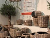 Drypot Pflanzkübel haben das authentische Aussehen traditioneller Rattankörbe. Halle 3.0 A01