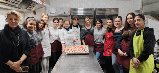 V. links: Oberstudienrätin u. Projektl. Elisabetta Fortunato mit der Arbeitsgruppe und Chefköchin Monica 