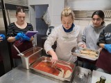Die Köchin Monica demonstrierte eindrucksvoll der Arbeitsgruppe ihre Kunst des Kochens