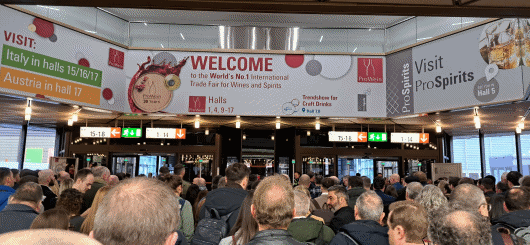 Massenandrang vor den Messehallen-Eingängen