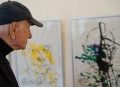 Mueller-Stahl schaut auf die Wand der Schurken. Links Berlusconi, rechts Putin
