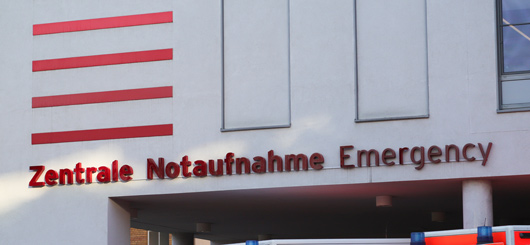 Blick auf die Notaufnahme eines Krankenhauses