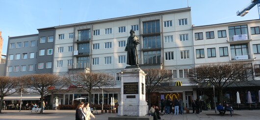 Bronzestandbild von Johannes Gutenberg in der Innenstadt von Mainz