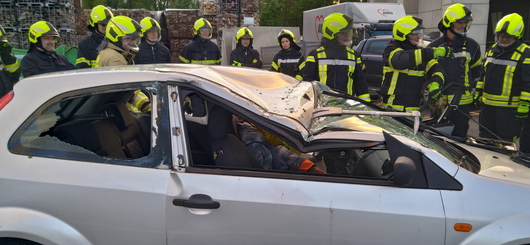 Übung technische Hilfeleistung am PKW
