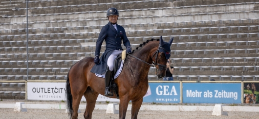 Michael Jung auf fischerChipmunk (Platz 1) erleichtert nach der Prüfung