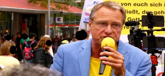 Herr Blablabla auf einer Kundgebung in Hannover