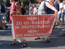 Teilnehmer mit Plakat, München, 01.09.24