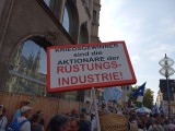 Teilnehmer mit Schild, München, 01.09.24