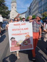 Teilnehmerin mit Schild, Aufzug, München, 01.09.2024