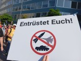 Teilnehmer mit Schild, Aufzug, München, 01.09.2024