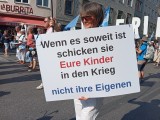 Teilnehmerin mit Schild, Aufzug, München, 01.09.2024