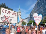 Teilnehmer mit Schild, Aufzug, München, 01.09.24