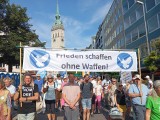 Teilnehmer mit Banner, Aufzug, München, 01.09.24