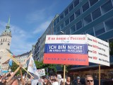 Teilnehmer mit Schild, Aufzug, München, 01.09.24