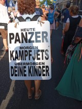 Teilnehmerin mit Schild, Aufzug, München, 01.09.24