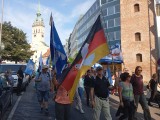Teilnehmer mit Fahnen, Aufzug, München, 01.09.24