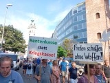 Teilnehmer mit Schildern, Aufzug, München, 01.09.24