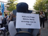 Teilnehmer mit Schild, Aufzug, München, 01.09.24