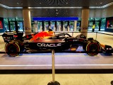 Red Bull Rennwagen im Eingangsbereich