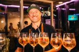 Ein professioneller Barkeeper sorgt für leckere Cocktails