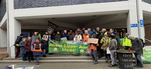 Umweltdemo gegen die geplante Hafenerweiterung Rhein-Lippe-Hafen Süd in Wesel.