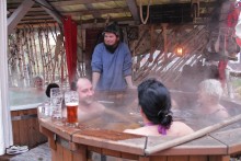 Ab-in-den-Badezuber-im-Winterdorf-Schmilka