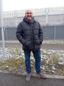 Pawel Step vor den Stacheldrahtzäunen und Mauern der JVA Stuttgart-Stammheim