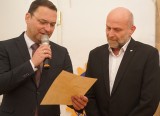 Klaus Löffler erhält den Rotarischen Meilenstein aus der Hand von Rotary-Präsident Jörg Kernstock 