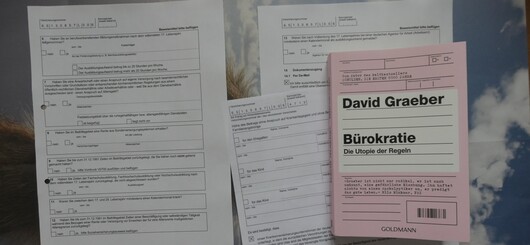 Buch: Bürokratie von David Graeber und Formulare zur Rentenversicherung Buch: Bürokratie von David Graeber und Formulare zur Rentenversicherung