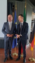 Auf dem Foto: Uwe Becker im Gespräch mit Generalkonsul Massimo Darchini